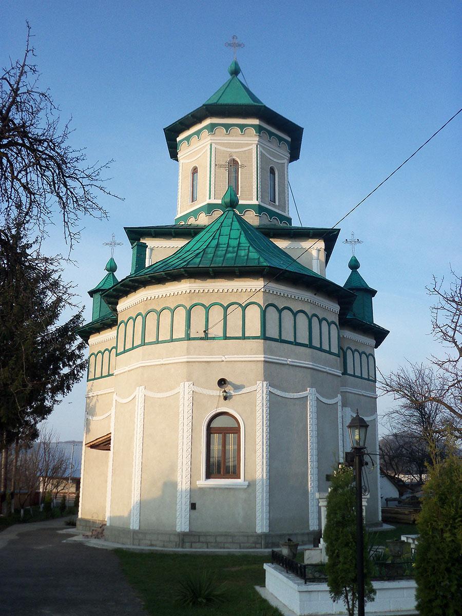 Biserica - vedere exterioară